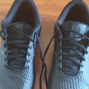 New Balance Black Athletic Shoes with Sleek Design